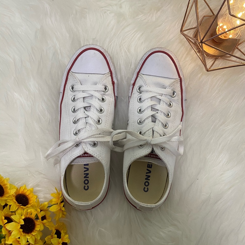 LIGHTLY WORN white converse